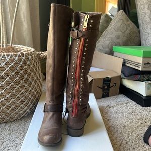 Women’s boots. Steve Madden Lynet. Size 8 brown with red zipper accent.